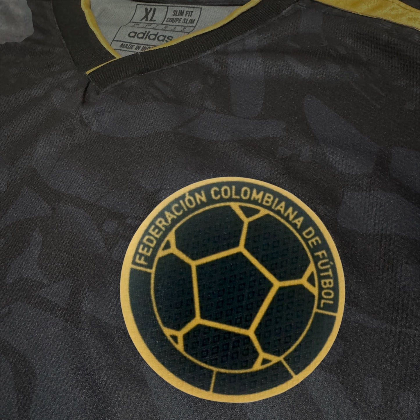 CAMISETA DE COLOMBIA BLACK & GOLD EDICION ESPECIAL